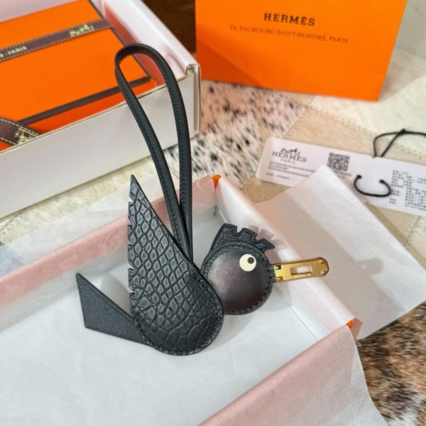 repliche,replica,perfette,siti di,affidabili,migliori siti,dove comprare,1:1,scarpe da ginnastica Nuovo charm Hermes a forma di uccello per la borsa Hermes in coccodrillo e con motivo a uccello (1U1ADV)