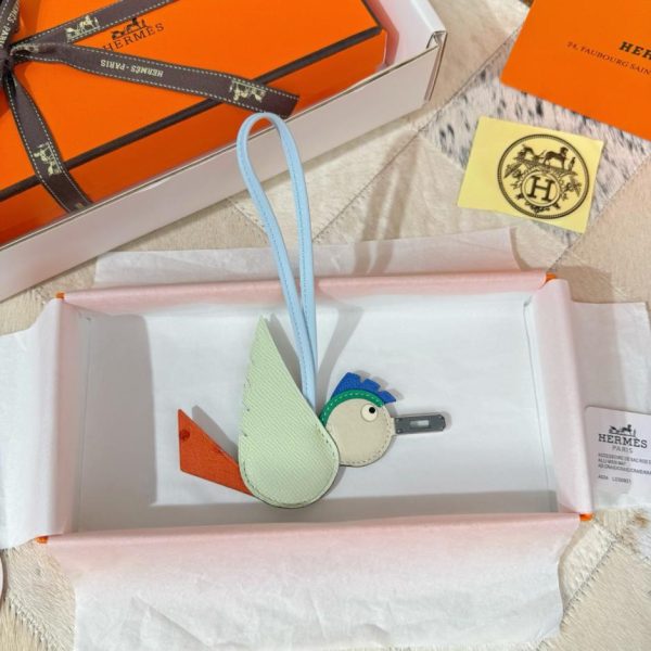 repliche,replica,perfette,siti di,affidabili,migliori siti,dove comprare,1:1,scarpe da ginnastica Nuovo charm Hermes a forma di uccello per la borsa Hermes in coccodrillo e con motivo a uccello (297L8N)