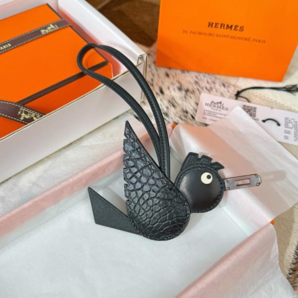 repliche,replica,perfette,siti di,affidabili,migliori siti,dove comprare,1:1,scarpe da ginnastica Nuovo charm Hermes Bird, un piccolo charm a forma di uccellino e coccodrillo per borse Hermes (4OV5JD)