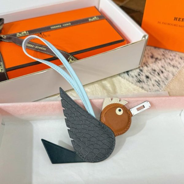 repliche,replica,perfette,siti di,affidabili,migliori siti,dove comprare,1:1,scarpe da ginnastica Nuovo charm Hermes a forma di uccello per la borsa Hermes in coccodrillo e con motivo a uccello (7C8058)