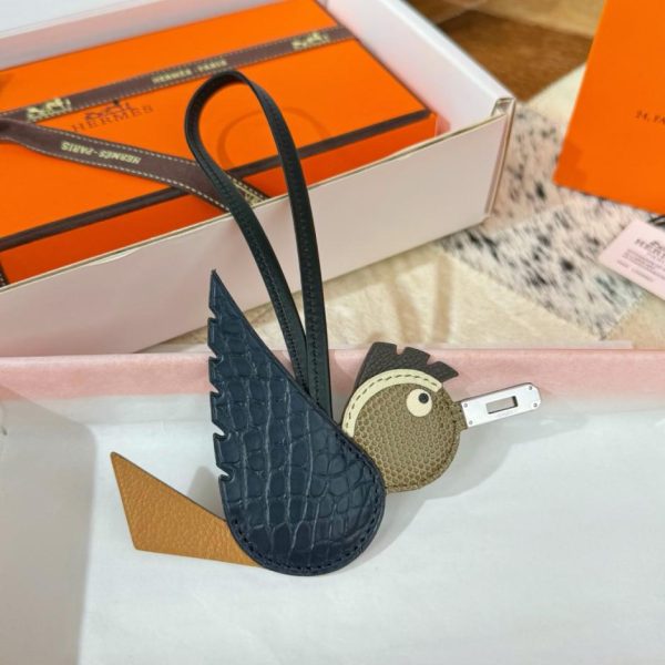 repliche,replica,perfette,siti di,affidabili,migliori siti,dove comprare,1:1,scarpe da ginnastica Nuovo charm Hermes a forma di uccello per la borsa Hermes in coccodrillo e con motivo a uccello (7D1C1E)
