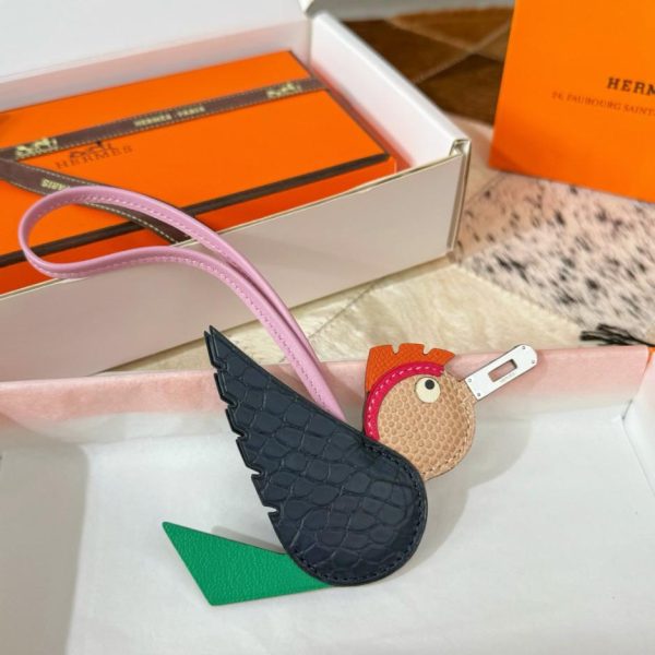 repliche,replica,perfette,siti di,affidabili,migliori siti,dove comprare,1:1,scarpe da ginnastica Nuovo charm Hermes a forma di uccello per la borsa Hermes in coccodrillo e con motivo a uccello (9M02QH)