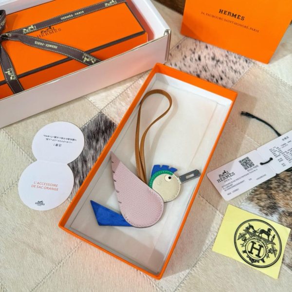 repliche,replica,perfette,siti di,affidabili,migliori siti,dove comprare,1:1,scarpe da ginnastica Nuovo charm Hermes a forma di uccello per la borsa Hermes in coccodrillo e con motivo a uccello (E9B7H7)