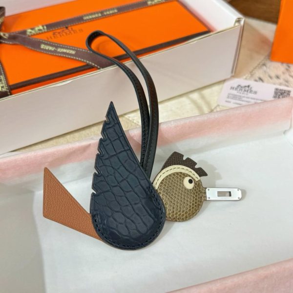 repliche,replica,perfette,siti di,affidabili,migliori siti,dove comprare,1:1,scarpe da ginnastica Nuovo charm Hermes a forma di uccello per la borsa Hermes in coccodrillo e con motivo a uccello (K8GRQL)