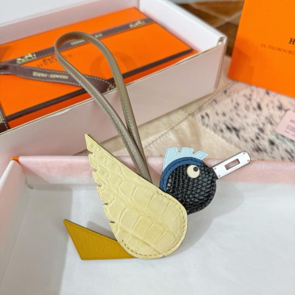 repliche,replica,perfette,siti di,affidabili,migliori siti,dove comprare,1:1,scarpe da ginnastica Nuovo charm Hermes a forma di uccello per la borsa Hermes in coccodrillo e con motivo a uccello (MGDM20)