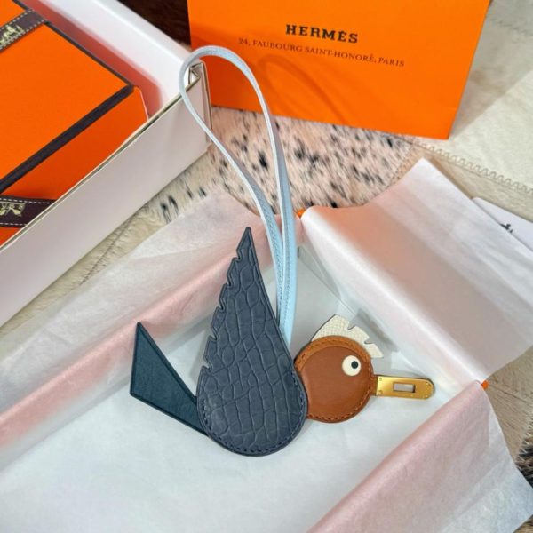 repliche,replica,perfette,siti di,affidabili,migliori siti,dove comprare,1:1,scarpe da ginnastica Nuovo charm Hermes a forma di uccello per la borsa Hermes in coccodrillo e con motivo a uccello (R7J9XZ)