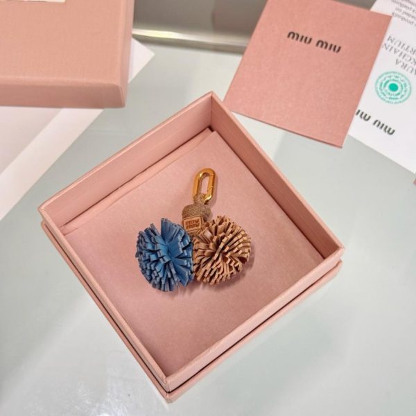 repliche,replica,perfette,siti di,affidabili,migliori siti,dove comprare,1:1,scarpe da ginnastica Ciondolo a forma di fiore MIUMIU per borsa (43HMV9)