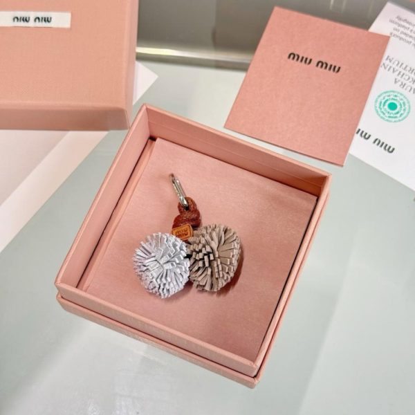 repliche,replica,perfette,siti di,affidabili,migliori siti,dove comprare,1:1,scarpe da ginnastica Ciondolo a forma di fiore MIUMIU per borsa (4WNKQ2)