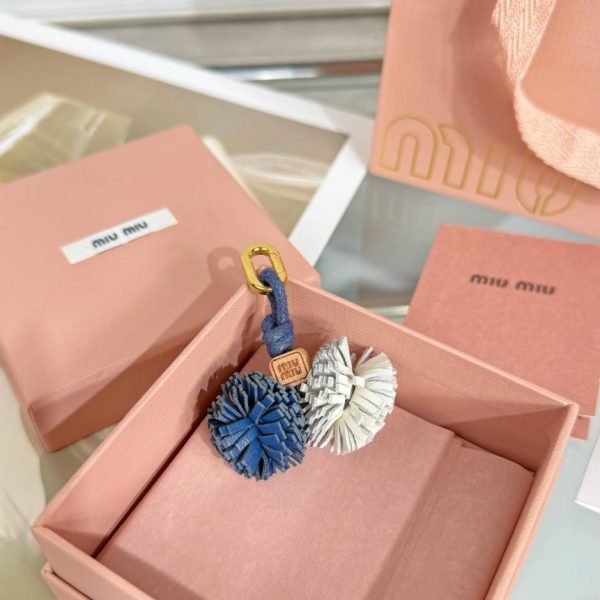 repliche,replica,perfette,siti di,affidabili,migliori siti,dove comprare,1:1,scarpe da ginnastica Ciondolo a forma di fiore MIUMIU per borsa (8FFZ44)