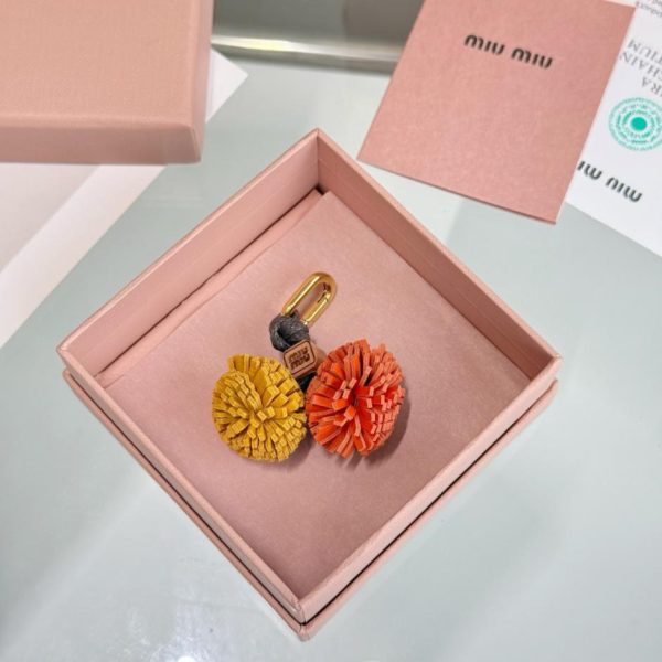 repliche,replica,perfette,siti di,affidabili,migliori siti,dove comprare,1:1,scarpe da ginnastica Ciondolo a forma di fiore MIUMIU per borsa (8WI1Z7)