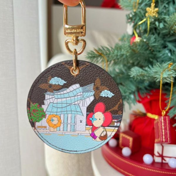 repliche,replica,perfette,siti di,affidabili,migliori siti,dove comprare,1:1,scarpe da ginnastica Portachiavi rotondo della collezione natalizia LV Illustre Xmas Seoul Accessori per borse e portachiavi (0T5BLU)