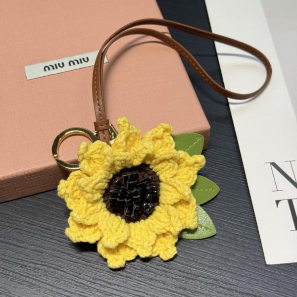 repliche,replica,perfette,siti di,affidabili,migliori siti,dove comprare,1:1,scarpe da ginnastica Nuovo ciondolo a forma di fiore all’uncinetto in edizione limitata di Miu Miu (D55QAL)