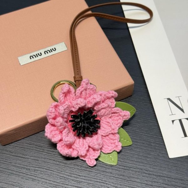 repliche,replica,perfette,siti di,affidabili,migliori siti,dove comprare,1:1,scarpe da ginnastica Nuovo ciondolo a forma di fiore all’uncinetto in edizione limitata di Miu Miu (W51UOT)