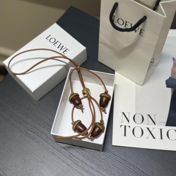 repliche,replica,perfette,siti di,affidabili,migliori siti,dove comprare,1:1,scarpe da ginnastica Nuovo ciondolo Loewe a forma di nocciola portafortuna (IKSWCO)
