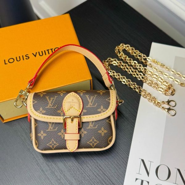 repliche,replica,perfette,siti di,affidabili,migliori siti,dove comprare,1:1,scarpe da ginnastica Nuova mini borsa baguette LV Nano Diamond (1HFFWJ)
