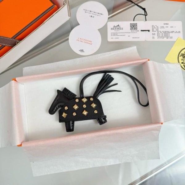 repliche,replica,perfette,siti di,affidabili,migliori siti,dove comprare,1:1,scarpe da ginnastica Nuovo charm/portachiavi HERMES Rodeo Robeo Coeur per borsa, impreziosito da borchie e realizzato a mano in pelle di agnello (NO26KN).