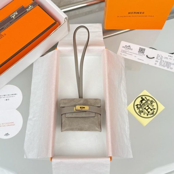 repliche,replica,perfette,siti di,affidabili,migliori siti,dove comprare,1:1,scarpe da ginnastica Ciondolo Hermes Kelly in pelle scamosciata per auricolari, ciondolo HERMES Kellfestival, realizzato a mano con cuciture (7Q6SDY).