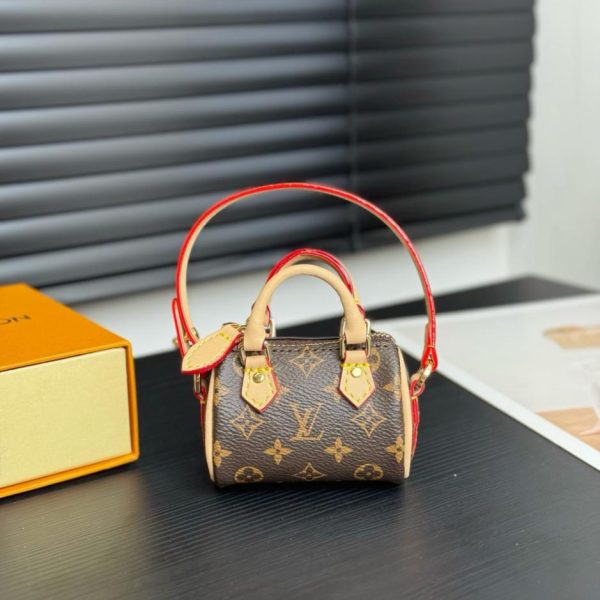 repliche,replica,perfette,siti di,affidabili,migliori siti,dove comprare,1:1,scarpe da ginnastica Nuova versione del ciondolo a forma di cuscino per mini borsa LV, ornamento per borsa SPEEDMONOGRAMMA (TZ8YU9)