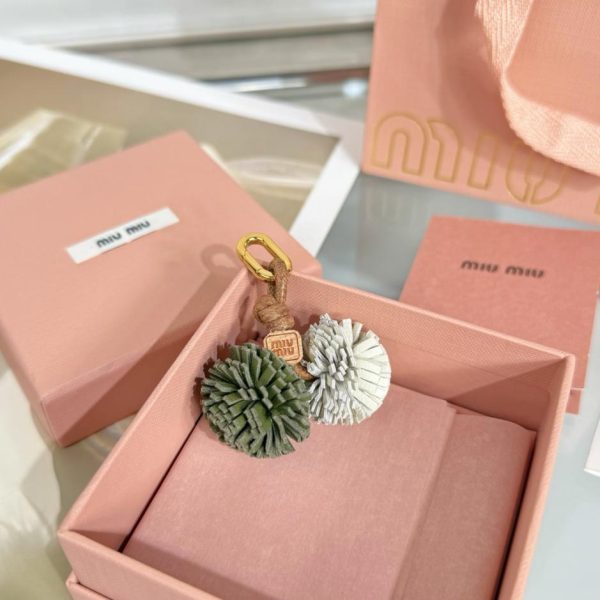 repliche,replica,perfette,siti di,affidabili,migliori siti,dove comprare,1:1,scarpe da ginnastica Ciondolo a forma di fiore MIUMIU per borsa (HIUXWK)