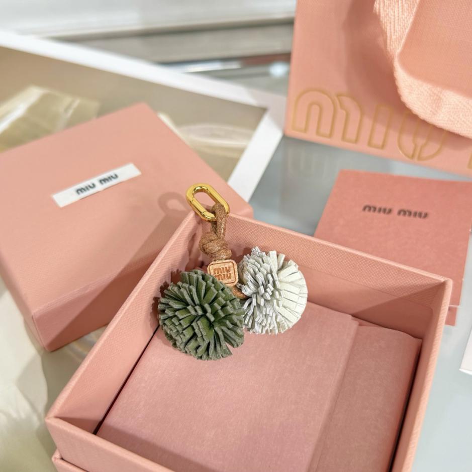 repliche,replica,perfette,siti di,affidabili,migliori siti,dove comprare,1:1,scarpe da ginnastica Ciondolo a forma di fiore MIUMIU per borsa (HIUXWK)