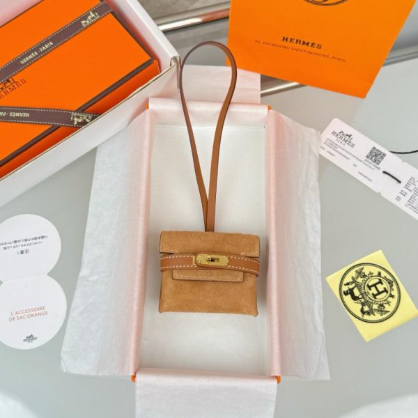 repliche,replica,perfette,siti di,affidabili,migliori siti,dove comprare,1:1,scarpe da ginnastica Nuovo charm per auricolari Kelly in pelle scamosciata di Hermès, un accessorio realizzato a mano e cucito a mano (ZBM2DK).