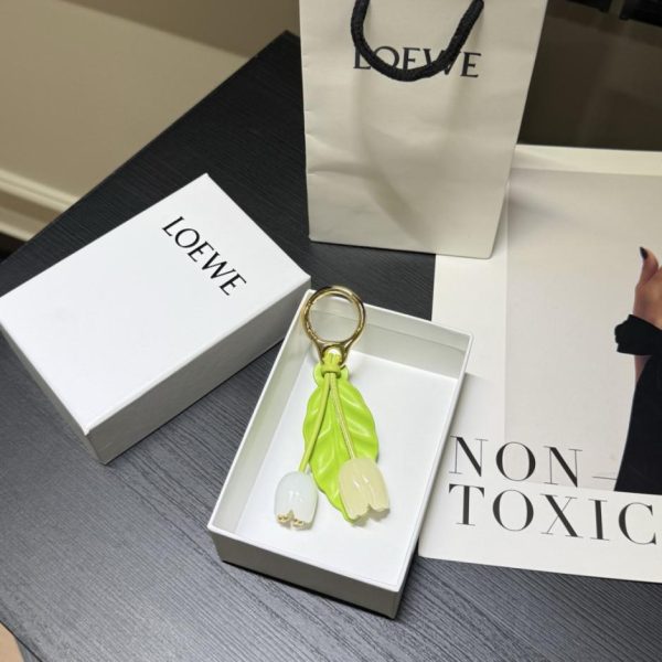 repliche,replica,perfette,siti di,affidabili,migliori siti,dove comprare,1:1,scarpe da ginnastica Ciondolo ornamentale Loewe a forma di mughetto, verde (H2V6AD)