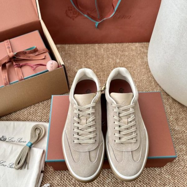 Le nuove sneakers da allenamento Tennis Walk German di Loro Piana in pelle color cenere chiaro (Z3H3SR)