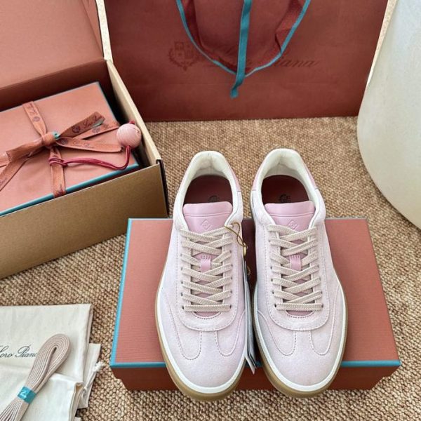 Le nuove sneakers da allenamento Tennis Walk German di Loro Piana in rosa estivo (4NSAED)