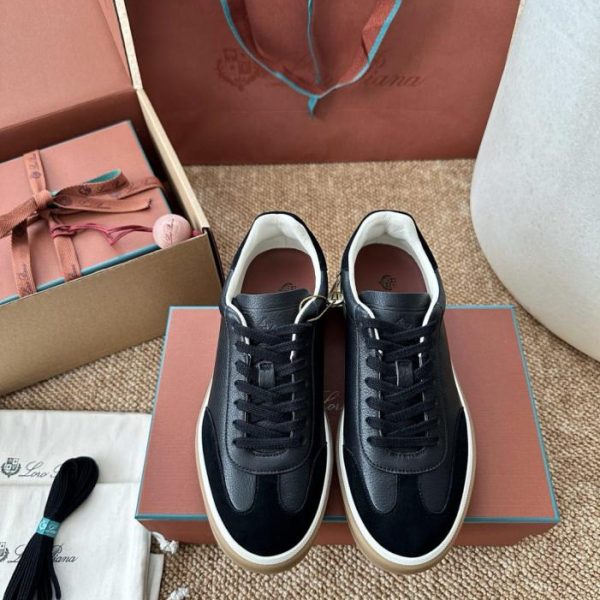 Le nuove sneakers da allenamento Tennis Walk German di Loro Piana, in pelle nera (BBVAEL)