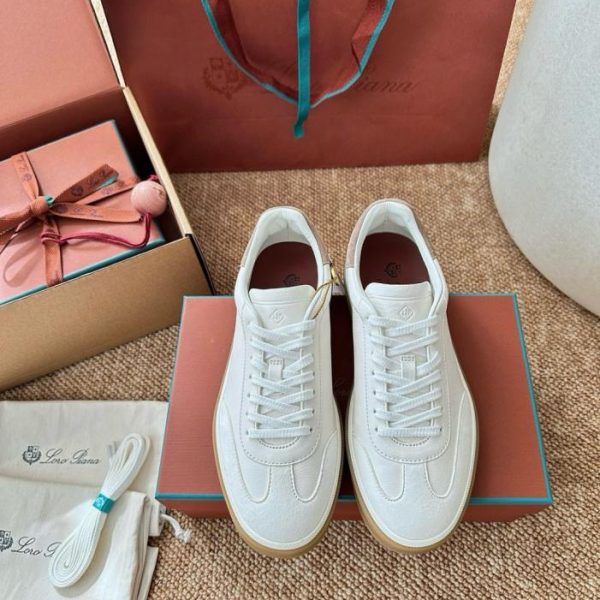 Le nuove sneakers da allenamento Tennis Walk German di Loro Piana, in pelle bianca (7AI9ML)