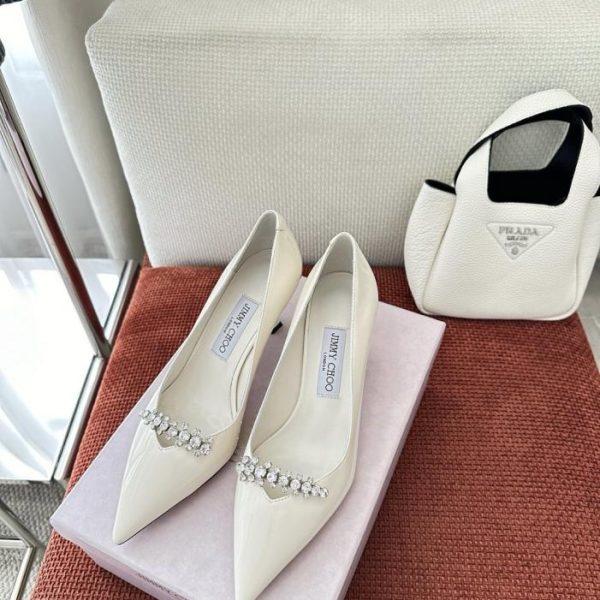 Le nuove décolleté BELINDA PUMP di Jimmy Choo in pelle verniciata bianca (MICBT2)