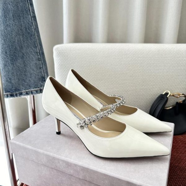 Décolleté Jimmy Choo in pelle verniciata con applicazioni di cristalli, bianche, 6,5 cm (LNQX7H)
