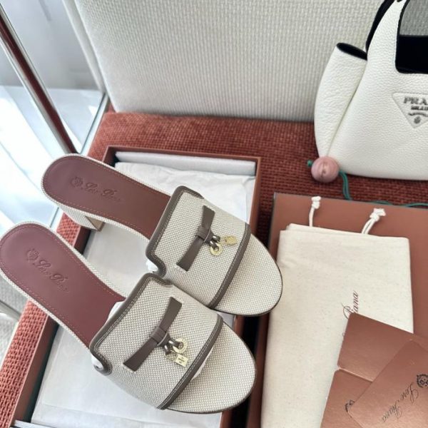 I nuovi sandali Summer Charms di Loro Piana (2H8QWR)