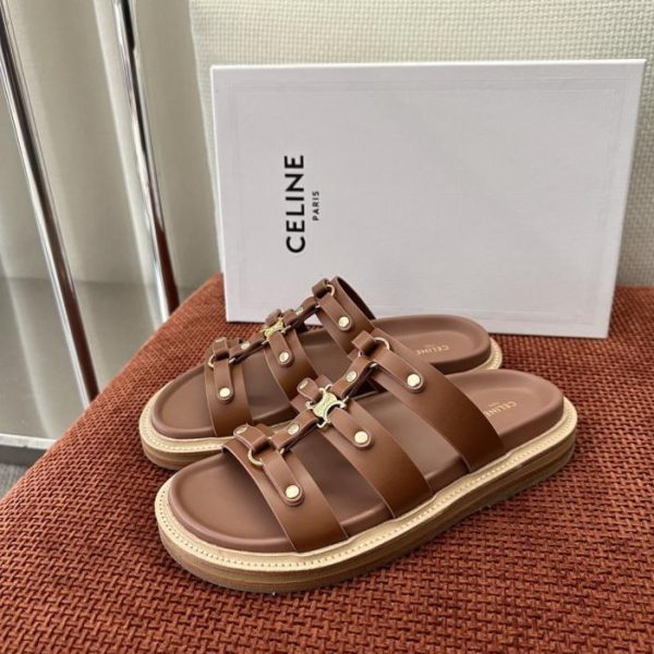 I nuovi sandali romani di Celine in pelle di vitello conciata al vegetale, colore marrone (TBVIEH)