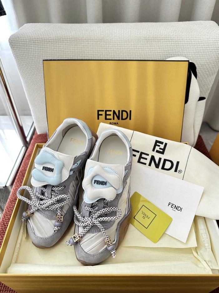 repliche,replica,perfette,siti di,affidabili,migliori siti,dove comprare,1:1,scarpe da ginnastica Nuove sneakers retrò Wave Pulse a fantasia floreale di Fendi, grigie (71AU5Y)