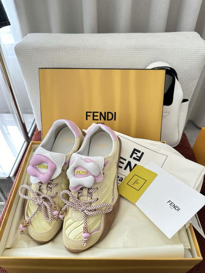 repliche,replica,perfette,siti di,affidabili,migliori siti,dove comprare,1:1,scarpe da ginnastica Nuove sneakers retrò Wave Pulse di Fendi, colore giallo (9O222R)