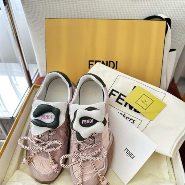 Le nuove sneakers retrò Wave Pulse di Fendi con stampa floreale rosa (MWHAI9)