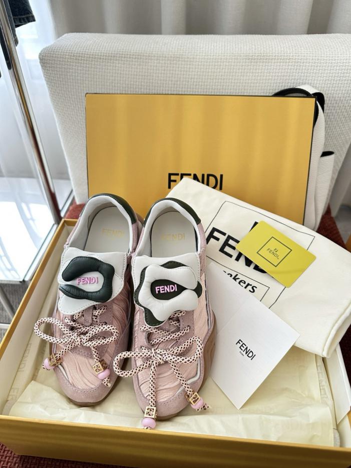 repliche,replica,perfette,siti di,affidabili,migliori siti,dove comprare,1:1,scarpe da ginnastica Le nuove sneakers retrò Wave Pulse di Fendi con stampa floreale rosa (MWHAI9)