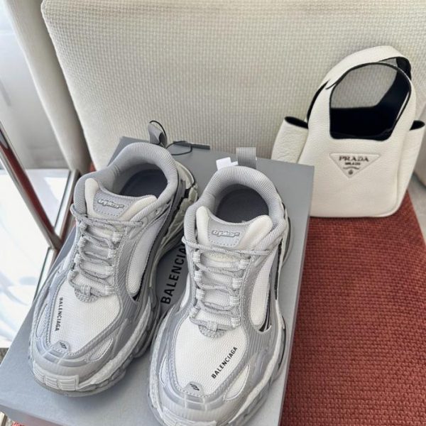 Nuove sneakers Balenciaga TRIPLE S.2 GRADIENT, grigie e bianche (QZ81X9)