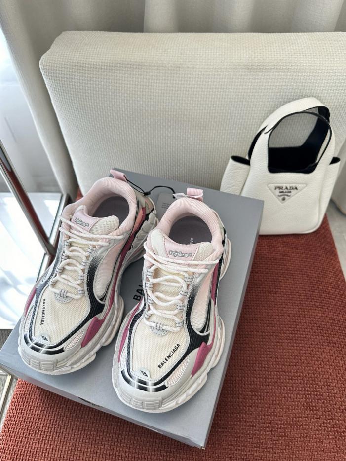 repliche,replica,perfette,siti di,affidabili,migliori siti,dove comprare,1:1,scarpe da ginnastica Le nuove sneakers TRIPLE S.2 GRADIENT di Balenciaga in rosa e bianco (ZRS5UR)