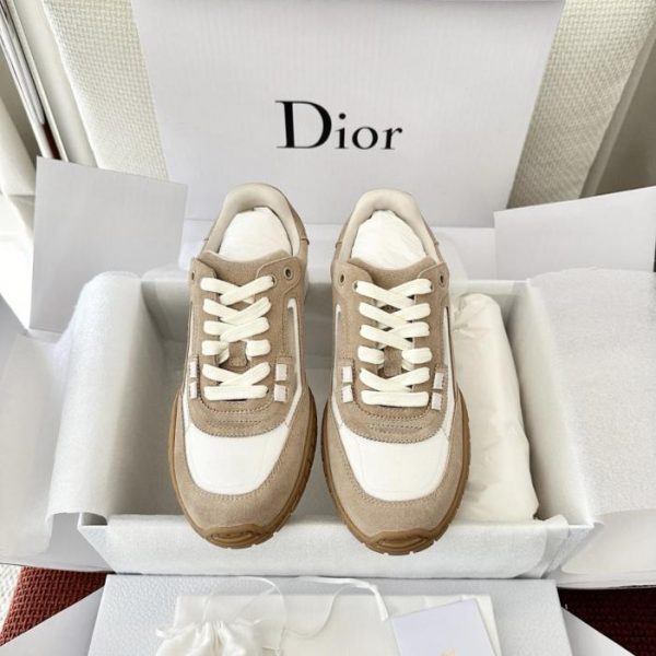 Le nuove sneakers Tech di Dior, color albicocca (QIFNN4)