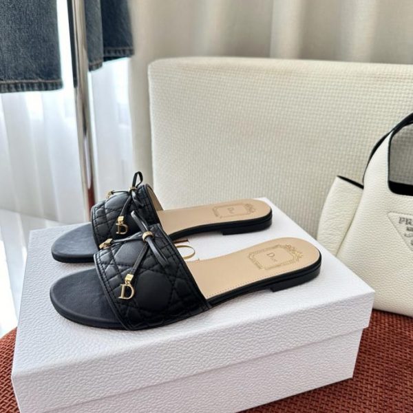 Dior Cannage Collection Sandali Cannage trapuntati in pelle di agnello, piatti (IT05I9)