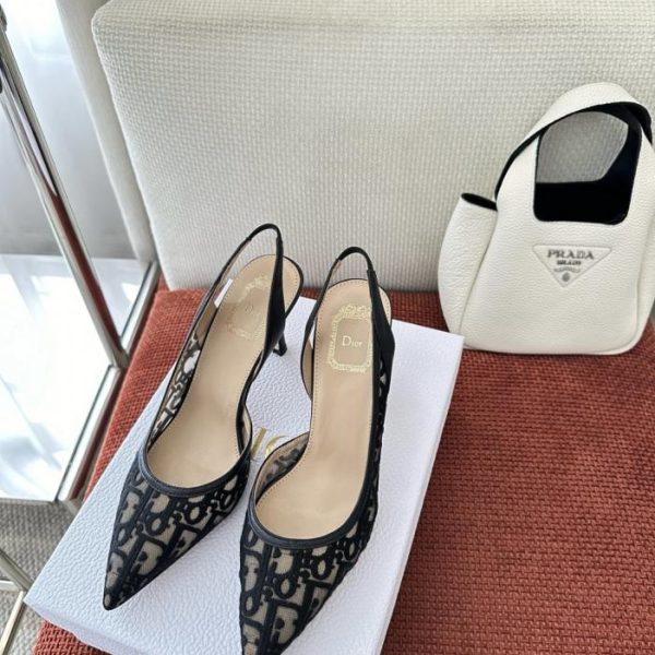 Le nuove décolleté Adioorable di Dior, nere (UBU7U6)