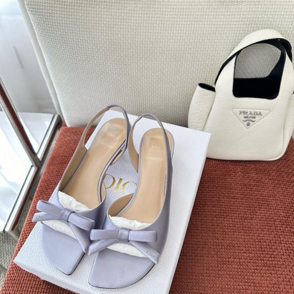 I nuovi sandali con tacco a fiocco e cinturino posteriore di Dior, color lilla chiaro (VBUCOK)