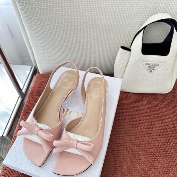 I nuovi sandali slingback Bow di Dior in rosa (04ABNL)
