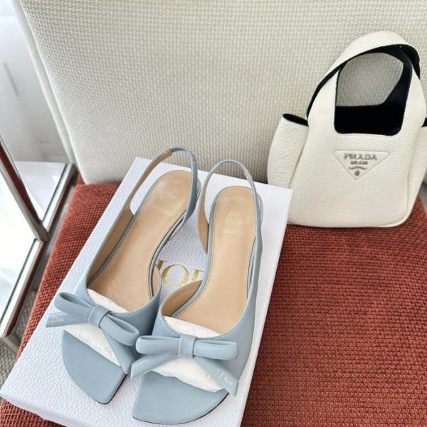 Nuovi sandali con tacco a fiocco e cinturino posteriore di Dior, colore blu (9WWD25)