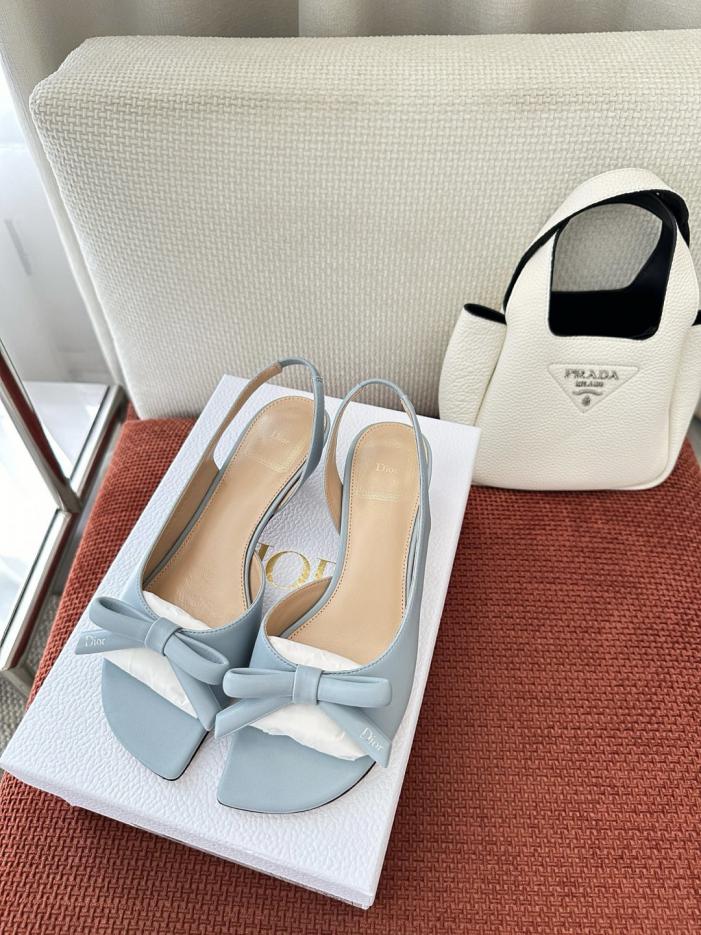 repliche,replica,perfette,siti di,affidabili,migliori siti,dove comprare,1:1,scarpe da ginnastica Nuovi sandali con tacco a fiocco e cinturino posteriore di Dior, colore blu (9WWD25)