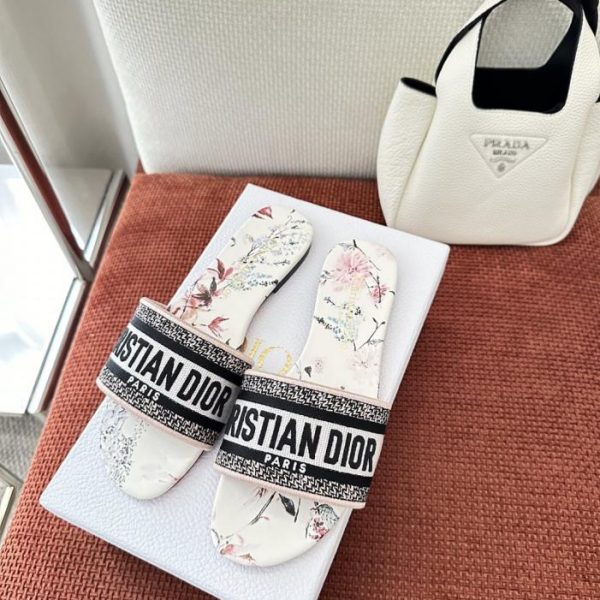 Sandali Dior Summer Dway con ricamo a motivo giungla, rosa ciliegio (CQA51J)