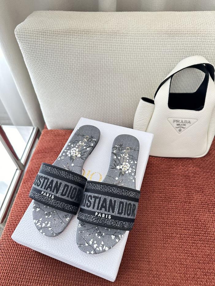 repliche,replica,perfette,siti di,affidabili,migliori siti,dove comprare,1:1,scarpe da ginnastica Sandali Dior Summer Dway con ricamo a motivo giungla, nero/grigio (VU8KER)