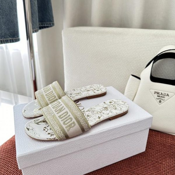 Sandali bassi Dior Summer Dway ricamati, oro chiaro (0DMTH6)